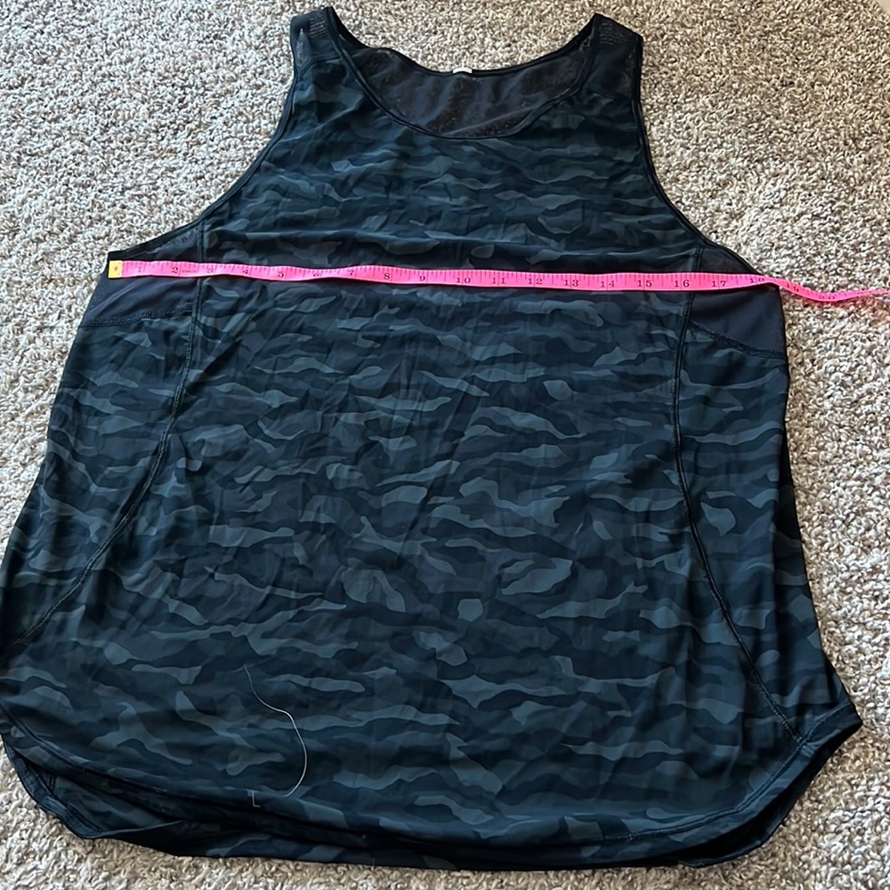 Lululemon workout top, very good condition assume size 8